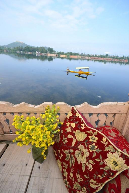 Houseboat Lily Of Nageen Сринагар Экстерьер фото